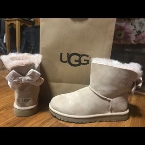NWT UGG w/ Mini Bailey Bow Velvet Ribbon